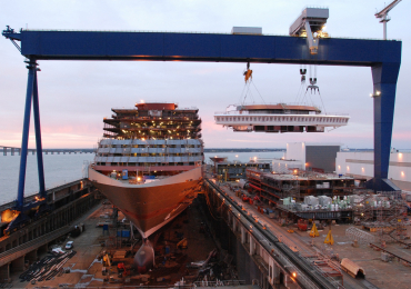 Construction paquebot avec les portiques de Saint-Nazaire