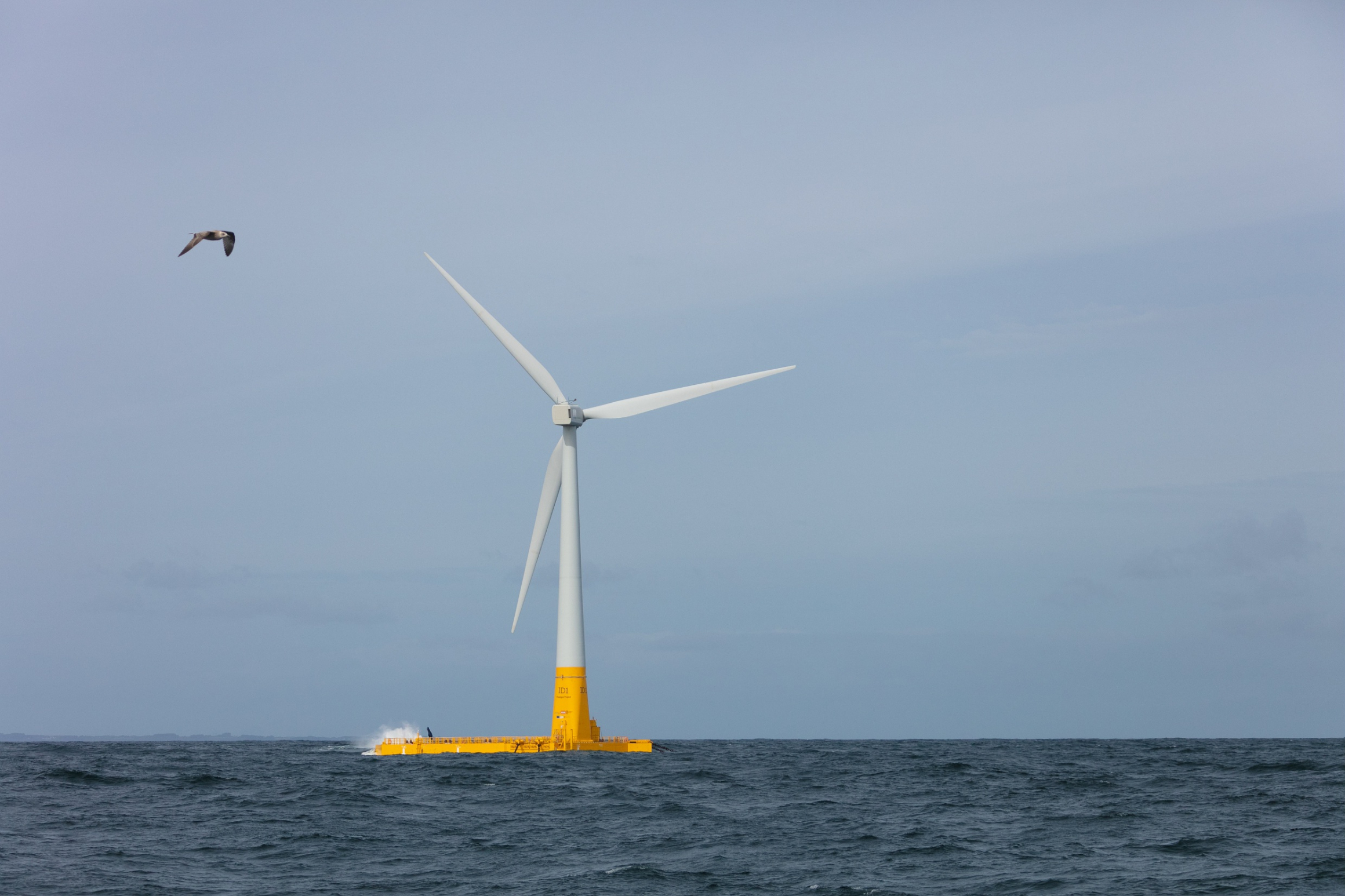 FLOATGEN, 1ère éolienne flottante en mer installée au large du Croisic. Construite à Saint-Nazaire - Technologie IDEOL, spécialisée dans l